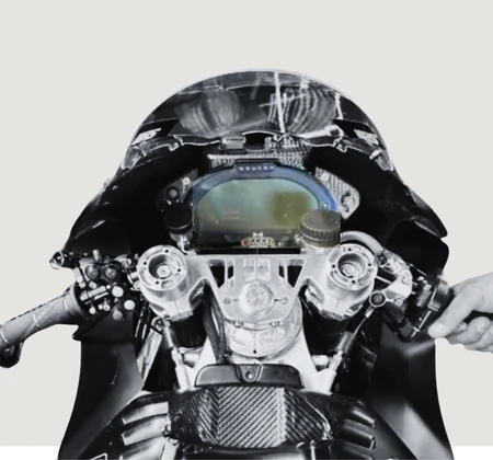 Foto del cruscotto di una Moto2, coperto da uno strato protettivo personalizzato in plexiglass realizzato da Risalto, con logo del pilota stampato