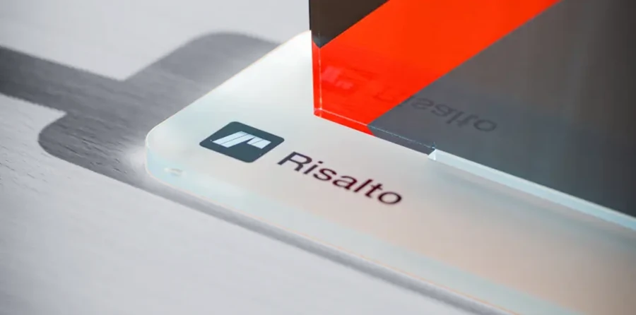 Il dettaglio del logo di Risalto stampato sulla base satinata di un trofeo personalizzato